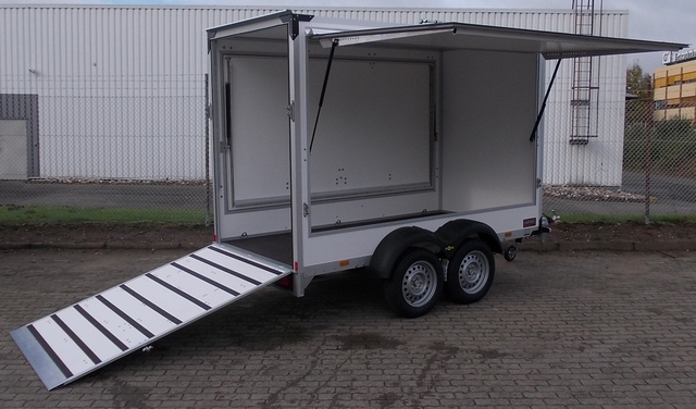Humbaur HK 253015-20P mit Auffahrrampe und seitlichen Verkaufsklappen