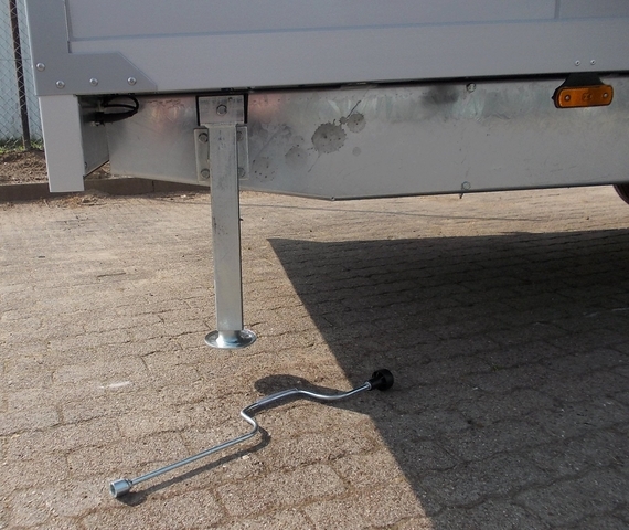 Humbaur HK 356020-20S in weß, Innenhöhe: 2,20m mit Seitentüre rechts mittig, 2 Schwerlaststützen