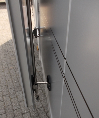 Humbaur HK 356020-20S in weß, Innenhöhe: 2,20m mit Seitentüre rechts mittig, 2 Schwerlaststützen