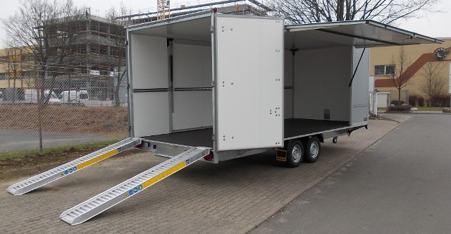 Humbaur HK 356024-20S mit Verkaufsklappen rechts und links, Stäbchenzurrleiste, Rampen in Schächten und Ersatzrad mit Halter