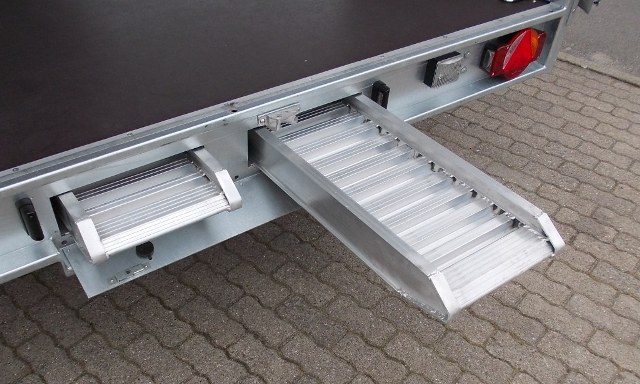 Humbaur HK 356024-20S mit Verkaufsklappen rechts und links, Stäbchenzurrleiste, Rampen in Schächten und Ersatzrad mit Halter