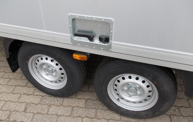 Humbaur HK 356024-20S mit Verkaufsklappen rechts und links, Stäbchenzurrleiste, Rampen in Schächten und Ersatzrad mit Halter
