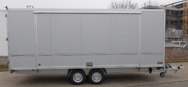 Humbaur HK 356024-20S mit Verkaufsklappen rechts und links, Stäbchenzurrleiste, Rampen in Schächten und Ersatzrad mit Halter