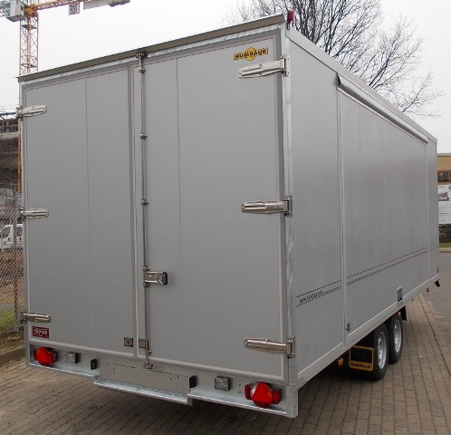 Humbaur HK 356024-20S mit Verkaufsklappen rechts und links, Stäbchenzurrleiste, Rampen in Schächten und Ersatzrad mit Halter