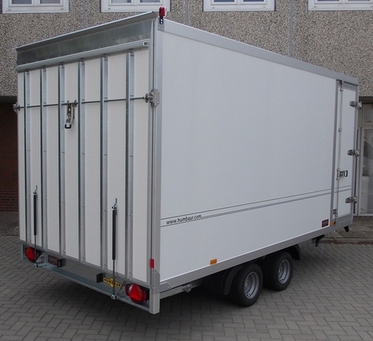 Humbaur HKN 254020-20S in weiß mit Beladerampe, Seitentür, Trennwand, und Schwenkstützen