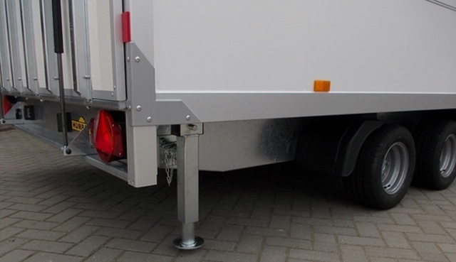 Humbaur HKN 254020-20S in weiß mit Beladerampe, Seitentür, Trennwand, und Schwenkstützen