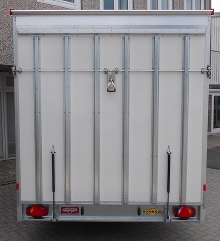 Humbaur HKN 254020-20S in weiß mit Beladerampe, Seitentür, Trennwand, und Schwenkstützen