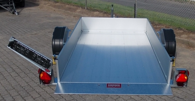 Humbaur HKT 152515 S gebremster Absenkanhänger mit Tempo 100, 35cm Bordwänden und Aluboden