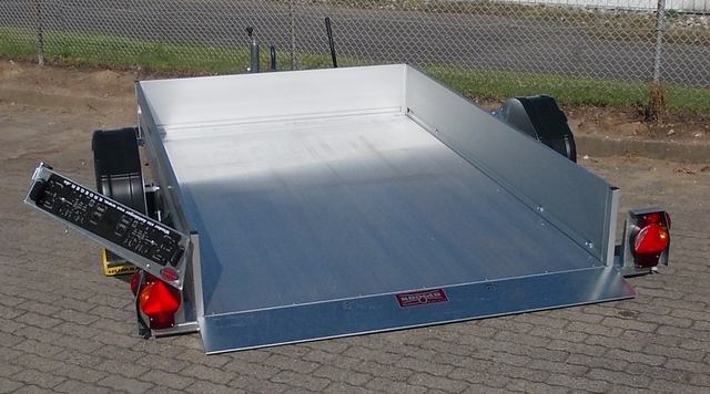 Humbaur HKT 152817 S gebremster Absenkanhänger mit Tempo 100, 35cm Bordwänden und Aluboden