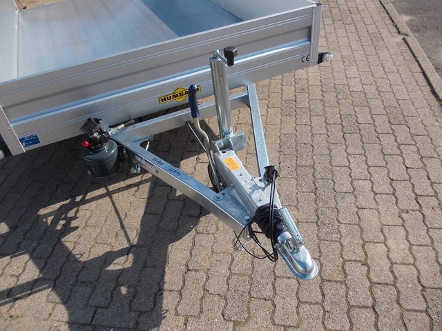 Humbaur HKT 152817 S gebremster Absenkanhänger mit Tempo 100, 35cm Bordwänden und Aluboden