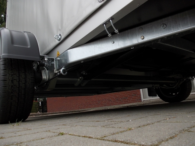 Humbaur HKT 183117 S gebremster Absenkanhänger mit Tempo 100 und Hochplane 180cm grau