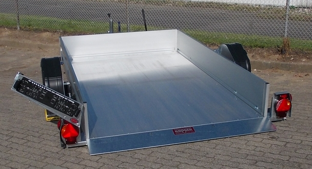 Humbaur HKT 182817 S gebremster Absenkanhänger mit Tempo 100, 35cm Bordwänden und Aluboden