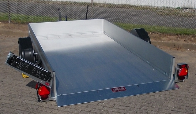 Humbaur HKT 183117 S gebremster Absenkanhänger mit Tempo 100, 35cm Bordwänden und Aluboden