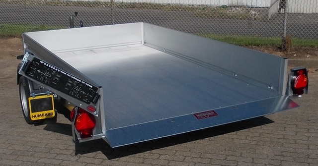 Humbaur HKT 183117 S gebremster Absenkanhänger mit Tempo 100, 35cm Bordwänden und Aluboden