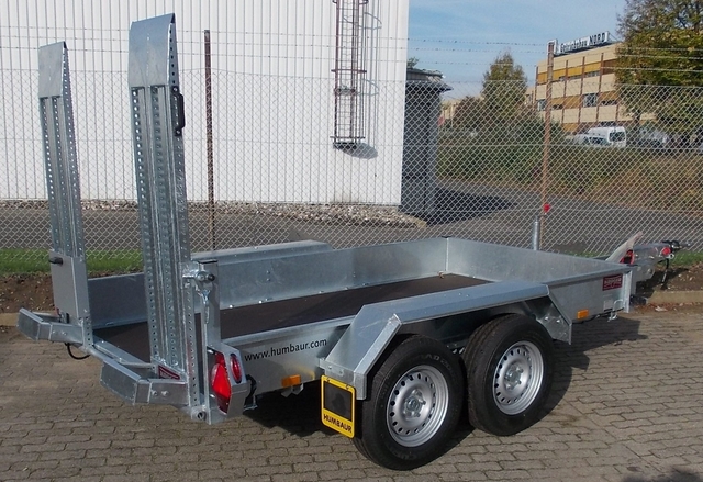 Humbaur HS353016 mit stehenden Rampen und höhenverstellbarer Zugdeichsel mit DIN-Zugöse
