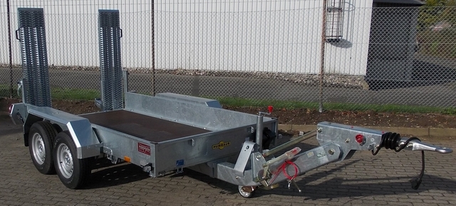 Humbaur HS353016 mit stehenden Rampen und höhenverstellbarer Zugdeichsel mit DIN-Zugöse