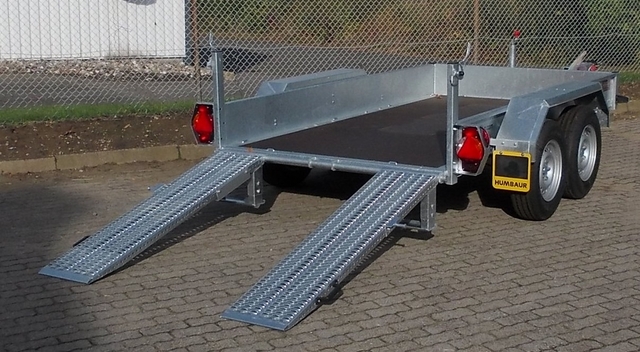 Humbaur HS353016 mit stehenden Rampen und höhenverstellbarer Zugdeichsel mit DIN-Zugöse