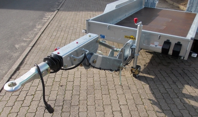 Humbaur HS353016 mit stehenden Rampen und höhenverstellbarer Zugdeichsel mit DIN-Zugöse