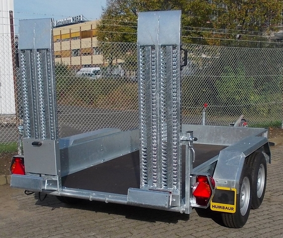 Humbaur HS353016 mit stehenden Rampen und höhenverstellbarer Zugdeichsel mit DIN-Zugöse