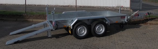 Humbaur HS353016 mit stehenden Rampen und höhenverstellbarer Zugdeichsel mit DIN-Zugöse