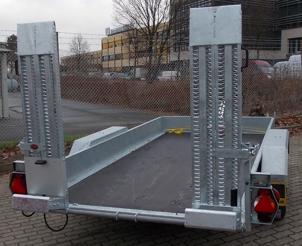 Humbaur HS353718 mit stehenden Rampen und höhenverstellbarer Zugdeichsel mit DIN-Zugöse