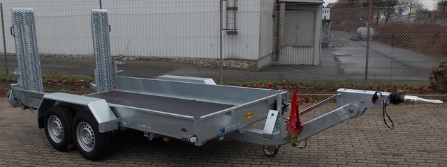 Humbaur HS353718 mit stehenden Rampen und höhenverstellbarer Zugdeichsel mit DIN-Zugöse