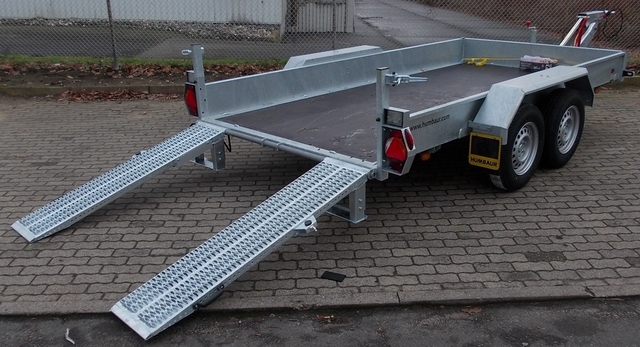Humbaur HS353718 mit stehenden Rampen und höhenverstellbarer Zugdeichsel mit DIN-Zugöse