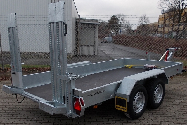Humbaur HS353718 mit stehenden Rampen und höhenverstellbarer Zugdeichsel mit DIN-Zugöse