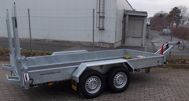 Humbaur HS353718 mit stehenden Rampen und höhenverstellbarer Zugdeichsel mit DIN-Zugöse