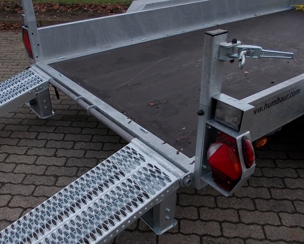 Humbaur HS353718 mit stehenden Rampen und höhenverstellbarer Zugdeichsel mit DIN-Zugöse