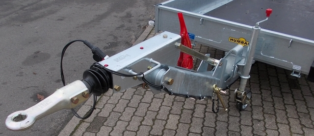 Humbaur HS353718 mit stehenden Rampen und höhenverstellbarer Zugdeichsel mit DIN-Zugöse