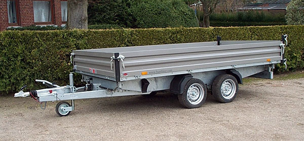 Humbaur Dreiseitenkipper HTK 3000.37 mit Stahlbordwänden, E- & Handpumpe