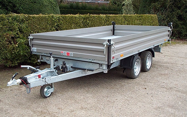Humbaur Dreiseitenkipper HTK 3000.37 mit Stahlbordwänden, E- & Handpumpe