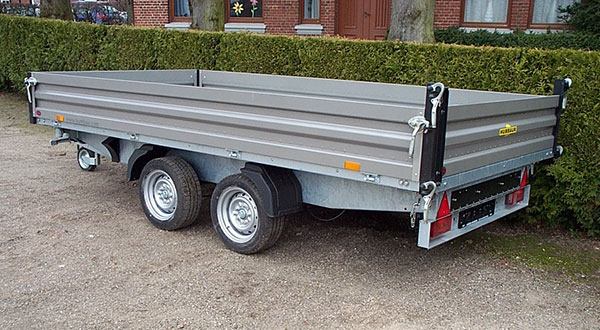Humbaur Dreiseitenkipper HTK 3000.37 mit Stahlbordwänden, E- & Handpumpe