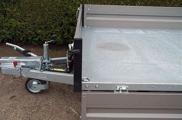Humbaur Dreiseitenkipper HTK 3000.37 mit Stahlbordwänden, E- & Handpumpe
