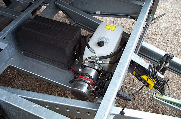Humbaur Dreiseitenkipper HTK 3000.37 mit Stahlbordwänden, E- & Handpumpe