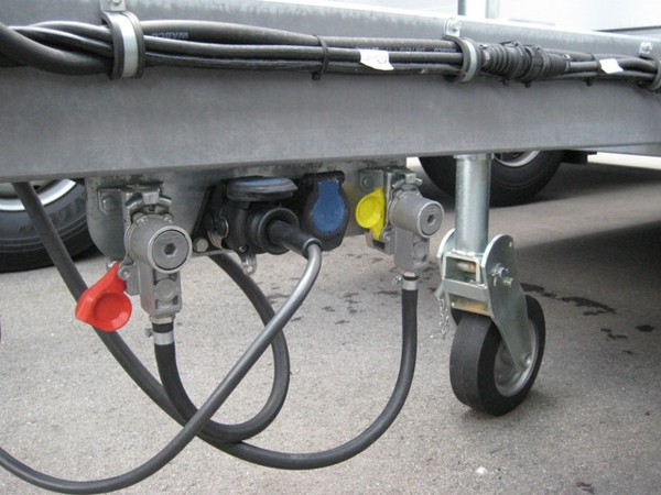 HUMBAUR HT 506020; Tandem Sandwichkofferaufbau 5,0t zGG