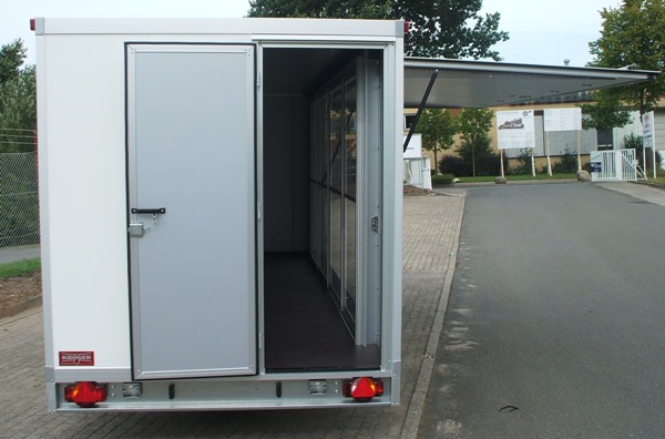 Humbaur HKN 305020-20S mit Einstiegstüre hinten und Verkaufsklappe mit 4-flügeliger Schiebetür aus Polycarbonat, zusätzlich je Ecke eine Teleskopkurbelstütze