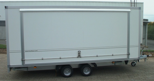 Humbaur HKN 305020-20S mit Einstiegstüre hinten und Verkaufsklappe mit 4-flügeliger Schiebetür aus Polycarbonat, zusätzlich je Ecke eine Teleskopkurbelstütze