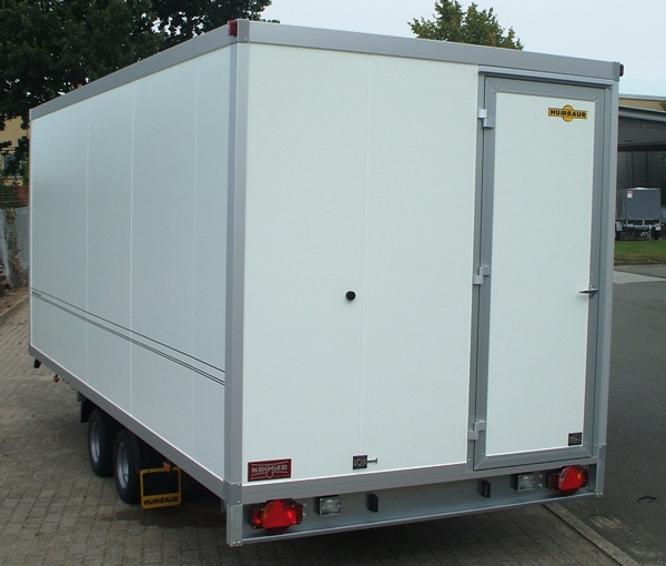 Humbaur HKN 305020-20S mit Einstiegstüre hinten und Verkaufsklappe mit 4-flügeliger Schiebetür aus Polycarbonat, zusätzlich je Ecke eine Teleskopkurbelstütze