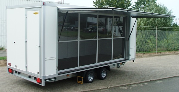 Humbaur HKN 305020-20S mit Einstiegstüre hinten und Verkaufsklappe mit 4-flügeliger Schiebetür aus Polycarbonat, zusätzlich je Ecke eine Teleskopkurbelstütze