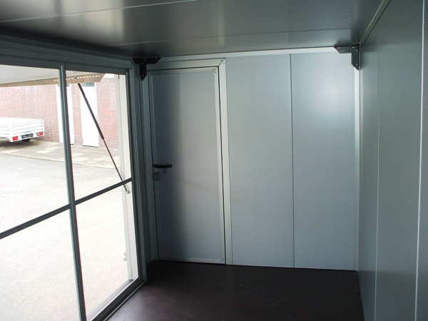 Humbaur HKN 305020-20S mit Einstiegstüre hinten und Verkaufsklappe mit 4-flügeliger Schiebetür aus Polycarbonat, zusätzlich je Ecke eine Teleskopkurbelstütze