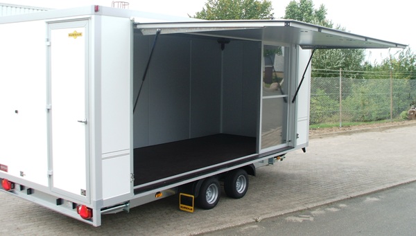 Humbaur HKN 305020-20S mit Einstiegstüre hinten und Verkaufsklappe mit 4-flügeliger Schiebetür aus Polycarbonat, zusätzlich je Ecke eine Teleskopkurbelstütze