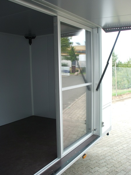 Humbaur HKN 305020-20S mit Einstiegstüre hinten und Verkaufsklappe mit 4-flügeliger Schiebetür aus Polycarbonat, zusätzlich je Ecke eine Teleskopkurbelstütze