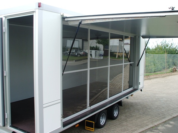 Humbaur HKN 305020-20S mit Einstiegstüre hinten und Verkaufsklappe mit 4-flügeliger Schiebetür aus Polycarbonat, zusätzlich je Ecke eine Teleskopkurbelstütze