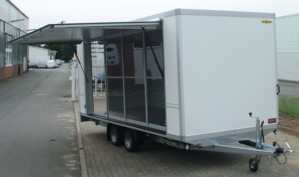 Humbaur HKN 305020-20S mit Einstiegstüre hinten und Verkaufsklappe mit 4-flügeliger Schiebetür aus Polycarbonat, zusätzlich je Ecke eine Teleskopkurbelstütze
