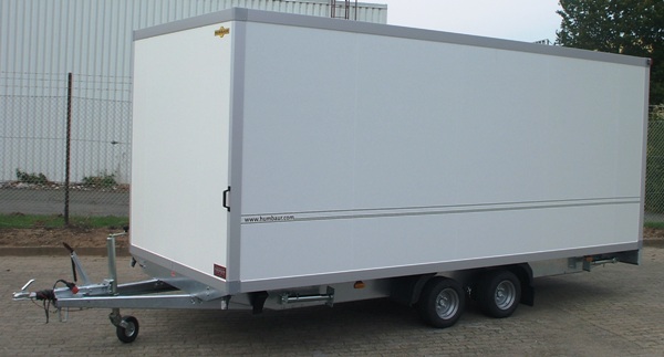 Humbaur HKN 305020-20S mit Einstiegstüre hinten und Verkaufsklappe mit 4-flügeliger Schiebetür aus Polycarbonat, zusätzlich je Ecke eine Teleskopkurbelstütze