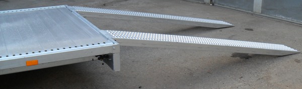 Humbaur Universal 3000 mit Aluboden und Alubordwänden