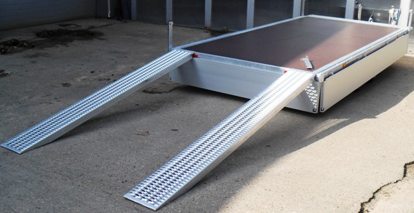 Humbaur Universal 3000 mit Holzboden und Alubordwänden