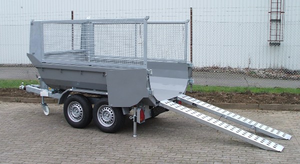 Muldy 3500 Cargo in Staubgrau,  Muldenkipper mit 3,5 t zGG  mit E-Pumpe+Handpumpe, Stahl-Rampen, 80cm hoher Gitteraufsatz